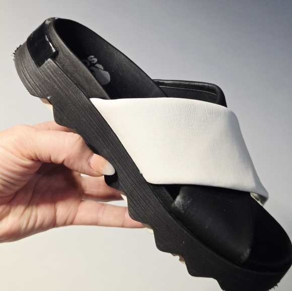 Sorel Black and White Slide Sandals Womens Viibe Twist Black Sandals Sz 6.5/7 - Picture 6 of 6